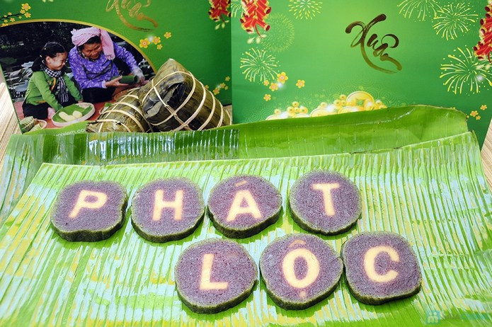 Để làm được khuôn chữ đẹp, người nghệ nhân phải rất tỉ mỉ, khéo léo. Giá mỗi cặp bánh khá cao, từ 800.000 đồng. Ảnh: Internet.