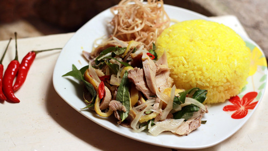 Cơm gà Hội An: Không chỉ riêng tại Hội An, cơm gà còn là một món đặc sản Hội An được ưa chuộng tại rất nhiều các thành phố khác trên khắp mảnh đất hình chữ S. Ngay tại Hà Nội cũng có rất nhiều các cửa hàng cơm gà đặc sản Hội An nhưng có hương vị ngon nhất của món ăn này thì chắc phải đến chính tại quê hương của nó.