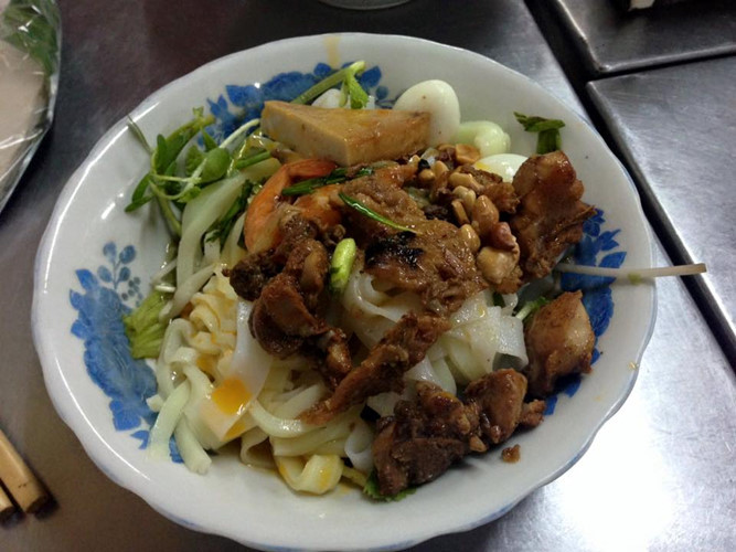 Mỳ Quảng cũng là một món đặc trưng và được bán khắp nơi ở Hội An. Nếu như cao lầu có nguyên liệu chính là thịt heo thì mỳ Quảng lại được ăn kèm với tôm, thịt, trứng cút và nước dùng đậm đà. Người Hội An thường ăn mỳ Quảng với bánh tráng nướng và các loại rau sống ăn kèm như cải mầm, rau xà lách.