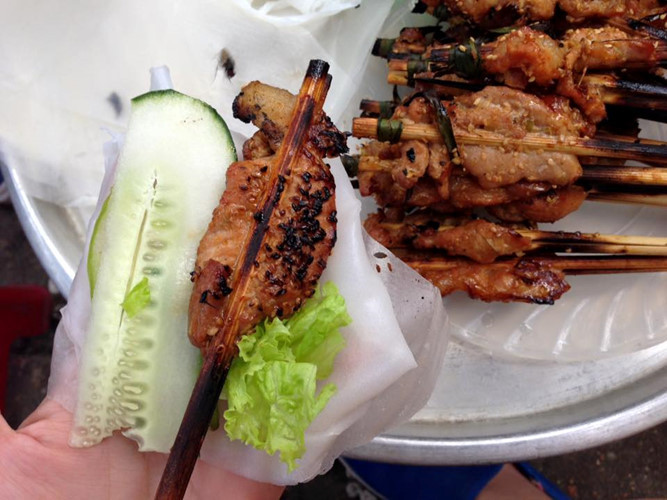 Món ăn ngon ở Hội An tiếp theo bạn cũng nhất định phải thử một lần đó là bánh ướt cuốn thịt nướng. Bánh ướt gần như bánh phở cuốn ở miền Bắc nhưng mỏng hơn, khi ăn bạn sẽ cuốn cùng thịt nướng, rau thơm, dưa chuột rồi chấm với nước mắm chua cay. Thịt nướng bằng than hoa nên rất thơm, người bán hàng thường xay thịt ra sau đó bọc lên những chiếc đũa bằng tre mới đem nướng.