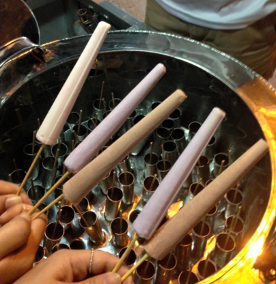 Kem ống là món ăn vặt thường được bán rong khắp các con phố của Hội An. Khi đêm xuống, phố lên đèn, khách du lịch tấp nập thăm quan thì những hàng kem ống sẽ tập trung ở khu phố cổ. Ảnh: Internet.