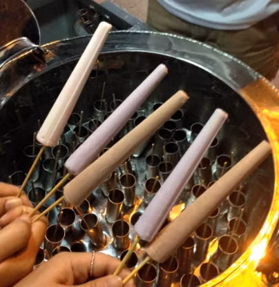 Kem ống là món ăn vặt thường được bán rong khắp các con phố của Hội An. Khi đêm xuống, phố lên đèn, khách du lịch tấp nập thăm quan thì những hàng kem ống sẽ tập trung ở khu phố cổ. Ảnh: Internet.