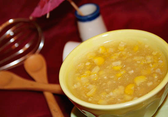 Chè ngô: Nếu đã nếm thử các món ăn mặn, các du khách có thể ăn thử món chè ngô ngọt mát đặc sản của Hội An. Chè bắp được nấu từ những bắp ngô Cẩm Nam thơm dẻo chắc hạt nổi tiếng phố Hội. Bát chè ngô sánh mịn, trong suốt với màu vàng tươi của hạt ngô non khiến du khách không thể kìm lòng mà chỉ muốn được thưởng thức ngay.