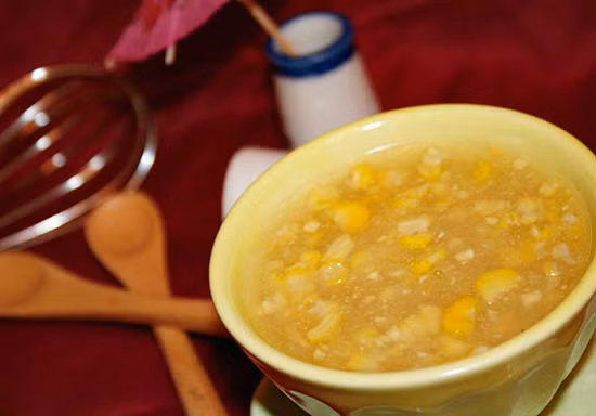 Chè ngô: Nếu đã nếm thử các món ăn mặn, các du khách có thể ăn thử món chè ngô ngọt mát đặc sản của Hội An. Chè bắp được nấu từ những bắp ngô Cẩm Nam thơm dẻo chắc hạt nổi tiếng phố Hội. Bát chè ngô sánh mịn, trong suốt với màu vàng tươi của hạt ngô non khiến du khách không thể kìm lòng mà chỉ muốn được thưởng thức ngay.