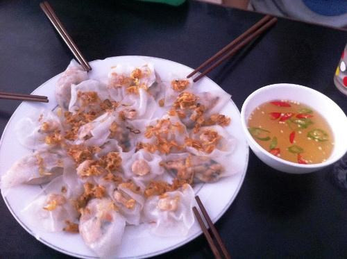 Bánh bao bánh vạc: Món bánh này đã được các du khách phương Tây ưu ái đặt cho cái tên mỹ miều là “bông hồng trắng” bởi hình dáng nhỏ xinh như một bông hoa cùng mới màu trắng muốt của bột gạo hấp. Bánh gạo được nặn từ bột gạo tẻ rồi hấp chín, nhân bên trong thường có thịt tôm xay nhuyễn cùng với nấm tươi, giá, hành và ăn kèm với hành phi thơm nức mũi.