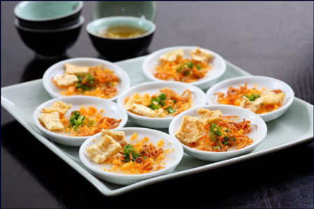 Bánh bèo là một món ăn đặc sản Hội An luôn thu hút thực khách vào mỗi buổi xế chiều. Đĩa bánh hấp xong có màu trắng tinh, mềm mịn, lại có một xoáy tròn ở giữa. Nhân bánh được làm từ tôm, thịt xắt nhỏ, ướp cùng với các loại gia vị vừa ăn rồi xào chín, thêm chút nước bột gạo để tạo độ sánh, sền sệt cho nhân thịt.