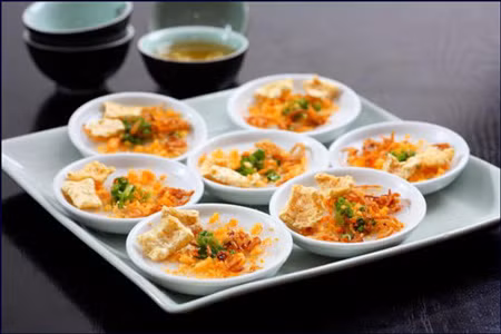 Bánh bèo là một món ăn đặc sản Hội An luôn thu hút thực khách vào mỗi buổi xế chiều. Đĩa bánh hấp xong có màu trắng tinh, mềm mịn, lại có một xoáy tròn ở giữa. Nhân bánh được làm từ tôm, thịt xắt nhỏ, ướp cùng với các loại gia vị vừa ăn rồi xào chín, thêm chút nước bột gạo để tạo độ sánh, sền sệt cho nhân thịt.