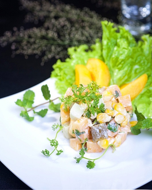 Cách làm salad quả hồng như sau: Hồng gọt vỏ rửa sạch, gọt bỏ vỏ, ngâm vào nước muối. Trước khi trộn salad thì thái hạt lựu. Táo xanh gọt bỏ vỏ, xắt hạt lựu. Tương tự với dưa chuột bao tử cũng vậy. Ngô ngọt tách hạt, đem luộc qua 1 lần rồi để ráo. Các loại rau còn lại rửa sạch, thái nhỏ.