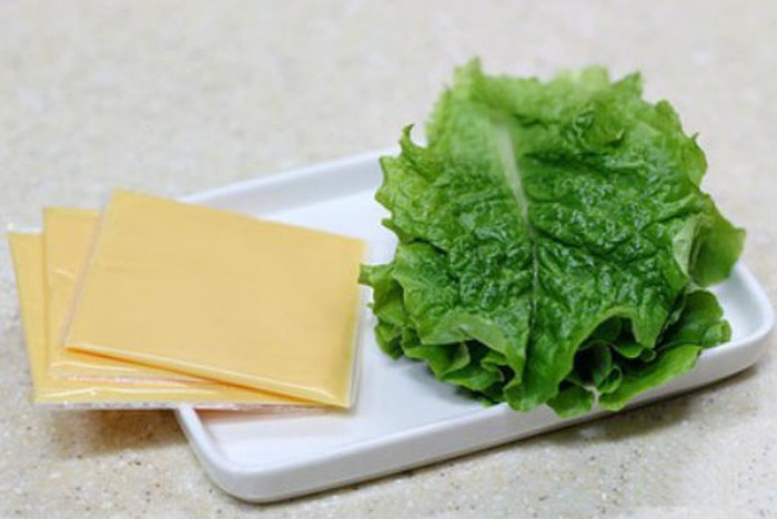 3. Bánh mỳ sandwich cuộn quả hồng: Nguyên liệu gồm 3 lát bánh mỳ sandwich, 3 lát pho mát cheddar, 3 lá rau diếp xanh, 2 quả hồng giòn, một ít pho mát kem - creamcheese (nếu thích).