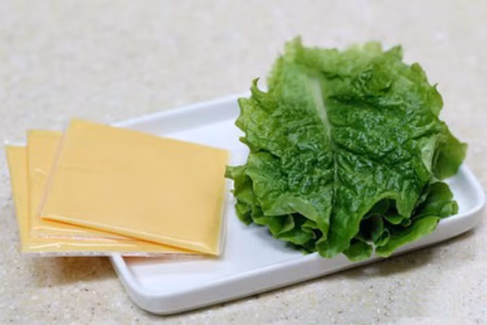 3. Bánh mỳ sandwich cuộn quả hồng: Nguyên liệu gồm 3 lát bánh mỳ sandwich, 3 lát pho mát cheddar, 3 lá rau diếp xanh, 2 quả hồng giòn, một ít pho mát kem - creamcheese (nếu thích).