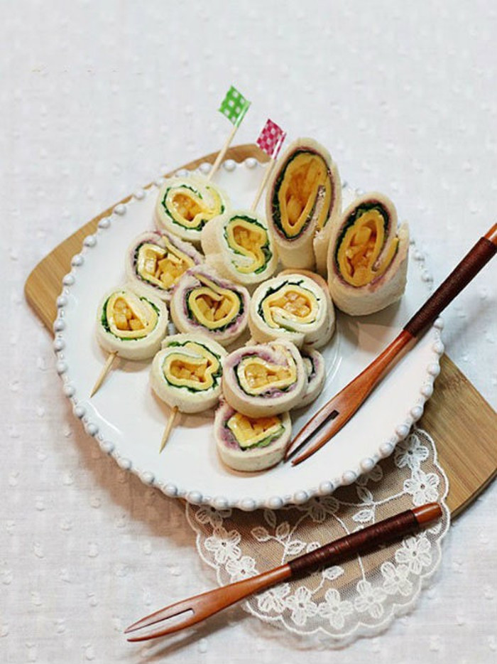 Khi ăn bạn chỉ cần cắt cuộn bánh và xiên vào chiếc que nhỏ trông thật đáng yêu này. Đây là món ăn sáng nhẹ mới lạ nhưng không kém phần thơm ngon và hấp dẫn. Bạn có thể chuẩn bị món này cho những chuyến đi dã ngoại cho bé cùng với gia đình vừa ngon vừa tiện lợi.