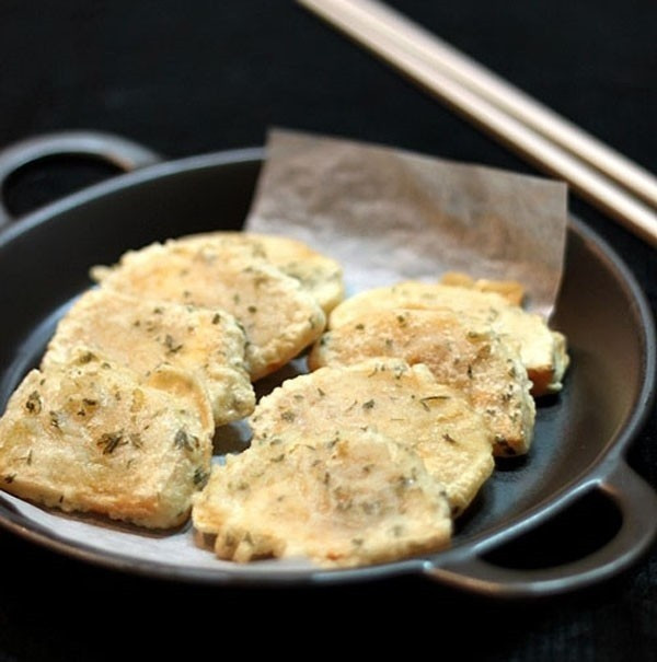 Trong một bát khác, pha bột chiên giòn với rau mùi tây, hòa trộn vào nhau cho đều, thêm chút xíu muối cho bánh đậm vị, sau đó dùng đũa nhúng miếng hồng ngập hỗn hợp bột. Khi dầu ăn nóng, bạn chiên hồng vàng đều các mặt rồi vớt ra đĩa có lót giấy thấm dầu là hoàn thành. Ảnh: Internet.