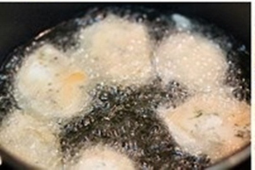 Cách làm bánh hồng chiên như sau: Quả hồng rửa sạch, gọt vỏ, đem thái lát khoảng 0,7 - 1cm. Cho hồng vào bát bột mì, xóc đều cho bột mì bám quanh miếng hồng.