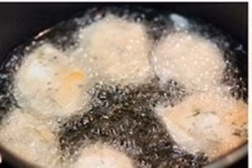 Cách làm bánh hồng chiên như sau: Quả hồng rửa sạch, gọt vỏ, đem thái lát khoảng 0,7 - 1cm. Cho hồng vào bát bột mì, xóc đều cho bột mì bám quanh miếng hồng.