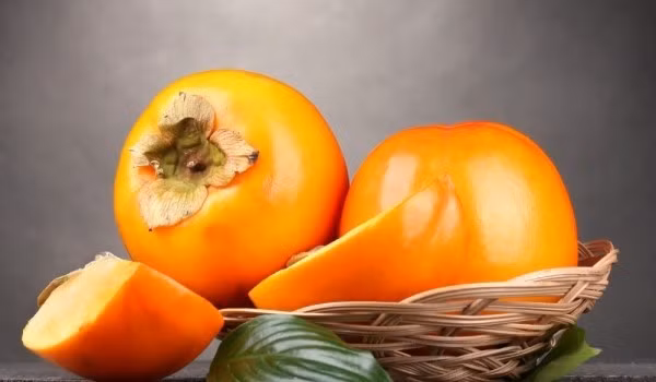 2. Gỏi cải thìa trộn hồng giòn: Nguyên liệu: Quả hồng giòn, cải thìa, ớt sừng, ớt bột, nước cốt chanh, nước mắm, đường, dầu vừng, dấm, tỏi băm, vừng rang, hành tây.