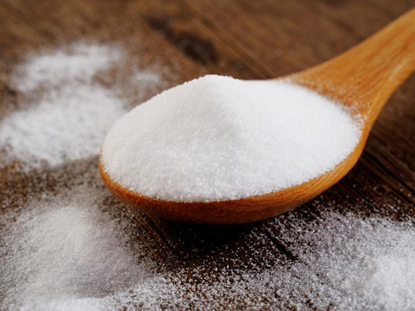 Baking Soda Các tính chất kiềm của baking soda có thể làm loãng axit có xu hướng gây ra đau buốt. Nước soda cân bằng lượng axit trong cơ thể. Nó giúp diệt vi khuẩn cũng như xử lý vết loét và trị nhiệt miệng. Ngoài ra, nó làm giảm viêm, cung cấp sức khỏe răng miệng bằng cách loại bỏ vi trùng và vi khuẩn.