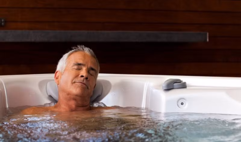 Tắm nước nóng liên tục trong nhiều ngày hoặc ngâm mình trong bồn nước nóng lâu, đặc biệt ở nhiệt độ từ 40oC trở lên, sẽ làm nhiệt độ tinh hoàn tăng cao, có thể dẫn đến việc giãn tĩnh mạch tinh. Đây chính là một trong những nguyên nhân chính gây ra vô sinh ở nam giới.