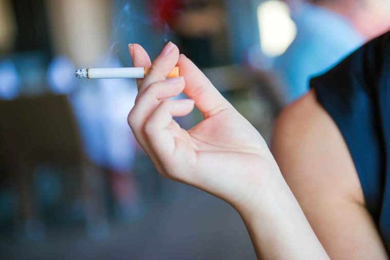 Hút thuốc lá: Việc hút thuốc làm ảnh hưởng xấu đến gan, phổi và quá trình gan xơ hóa càng được thúc đẩy nhanh hơn, khiến tỉ lệ mắc xơ gan và ung thư gan ngày càng tăng.