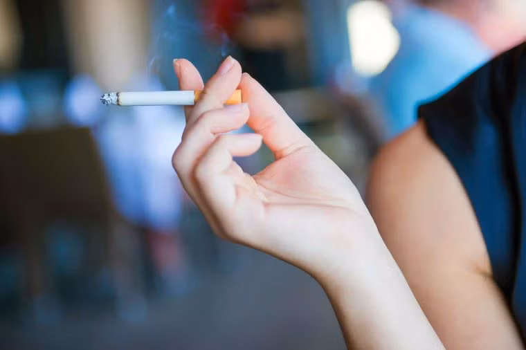 Hút thuốc lá: Việc hút thuốc làm ảnh hưởng xấu đến gan, phổi và quá trình gan xơ hóa càng được thúc đẩy nhanh hơn, khiến tỉ lệ mắc xơ gan và ung thư gan ngày càng tăng.