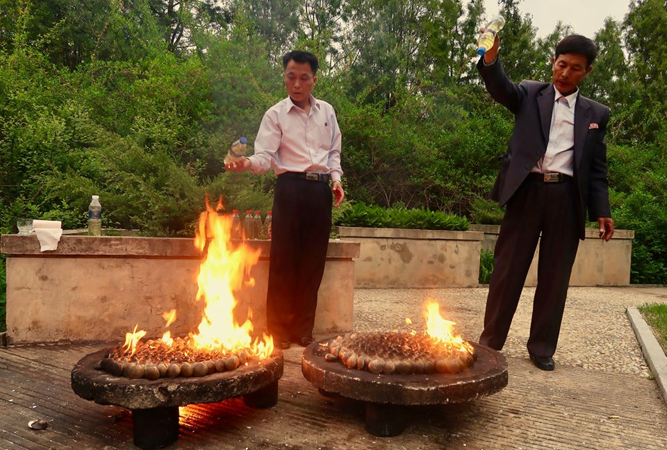 Nghêu nướng xăng Nampo: Có lẽ điều đặc biệt nhất khiến nghêu nướng ở thị trấn bờ biển phía tây Nampo không giống với bất cứ ở đâu khác là chúng được nướng bằng xăng. Họ chỉ cần phun một chút xăng lên một tấm bê tông khổng lồ phủ đầy nghêu mới thu hoạch và ngay lập tức vị thơm sẽ lan tỏa.