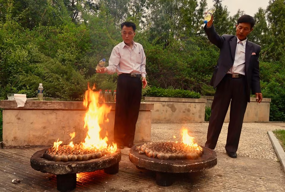 Nghêu nướng xăng Nampo: Có lẽ điều đặc biệt nhất khiến nghêu nướng ở thị trấn bờ biển phía tây Nampo không giống với bất cứ ở đâu khác là chúng được nướng bằng xăng. Họ chỉ cần phun một chút xăng lên một tấm bê tông khổng lồ phủ đầy nghêu mới thu hoạch và ngay lập tức vị thơm sẽ lan tỏa.