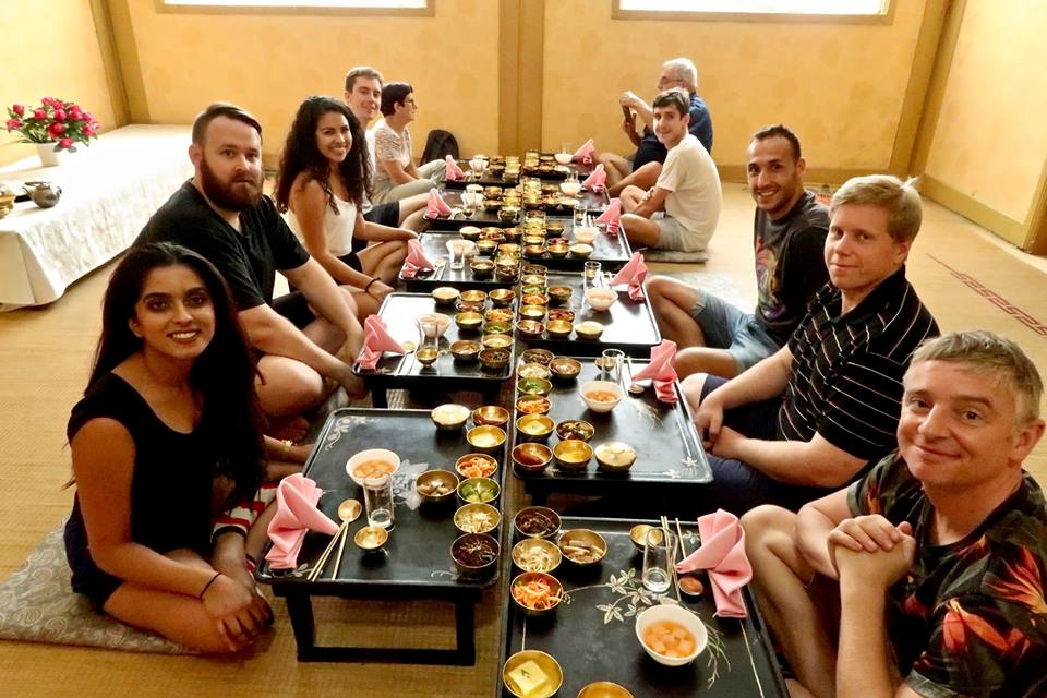 Bữa ăn Pansangi: Khi đến thăm Kaesong, bạn hãy thử trải nghiệm bữa trưa Pansangi truyền thống tại đây. Theo đúng nghi thức phục vụ hoàng gia trong triều đại Koryo, bữa trưa pansangi được phục vụ với hàng loạt bát đồng chứa đầy các loại thịt ướp, đậu phụ, nhiều loại rau, kim chi và thạch.