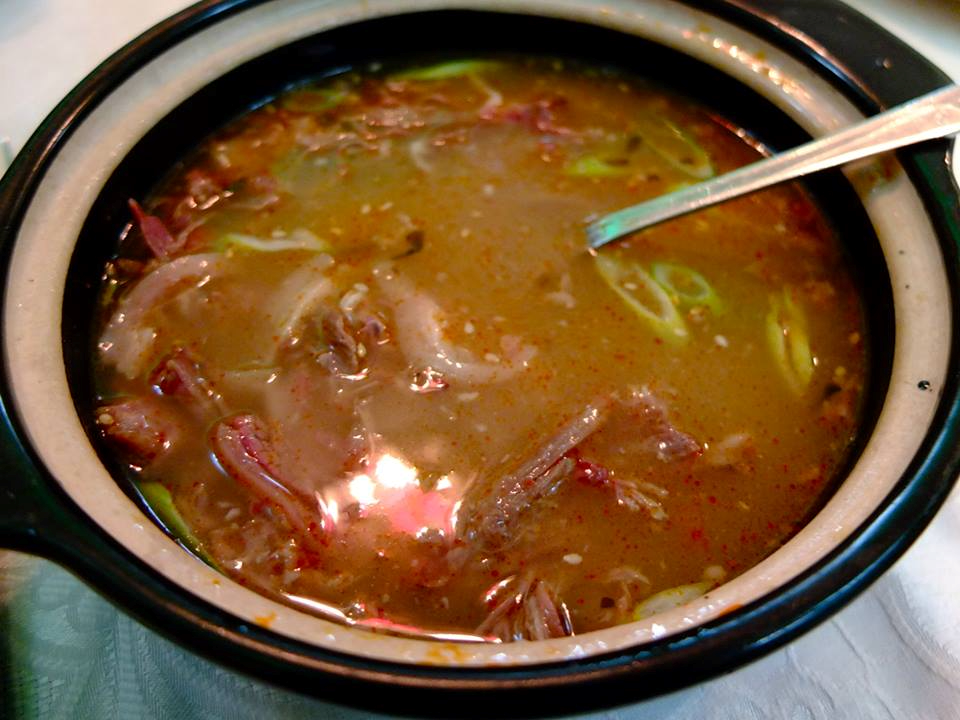 Súp thịt chó: Món ăn này cũng là một lựa chọn khá đặc biệt trong ẩm thực Triều Tiên. Nhiều người Triều Tiên còn gọi món ăn này bằng cái tên khác là “súp thịt ngọt” để không làm mất khẩu vị của nhiều người không muốn ăn thịt chó.