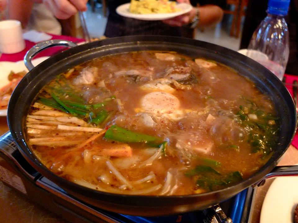 Lẩu: Đây thực sự là lựa chọn hoàn hảo cho những đêm mùa đông lạnh giá ở Bình Nhưỡng. Nước dùng lẩu ở đây được nêm nếm với hương vị đặc trưng, kết hợp với thịt lợn, đậu phụ và một số rau. 