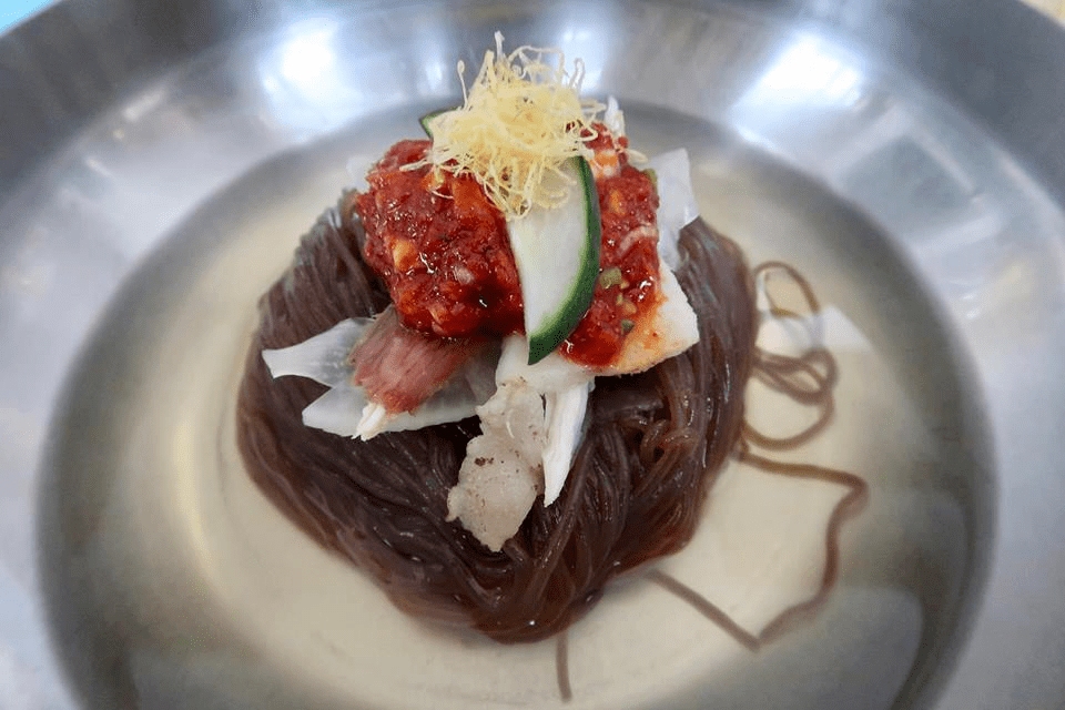Mì lạnh: Naengmyeon hay còn gọi đơn giản là mì lạnh là một trong những món ăn nổi tiếng của Triều Tiên. Khi thưởng thức món ăn này, bạn nên dùng kèm với giấm, nước tương và mù tạt theo lượng phù hợp với khẩu vị cá nhân. Món ăn này được đánh giá là thơm ngon và hấp dẫn bậc nhất thế giới.