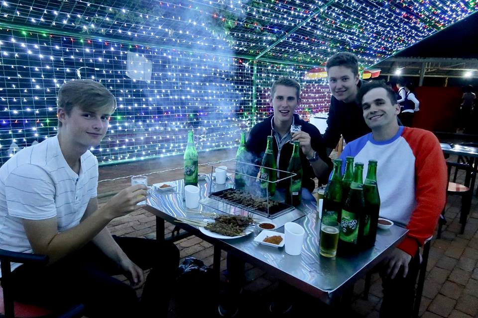 Đồ nướng BBQ: Đến Triều Tiên, du khách hãy thưởng thức món thịt nướng ngon trứ danh. Phổ biến nhất là món thịt cừu, thịt lợn, thịt vịt hoặc hải sản được đặt vào vỉ nướng trên than đỏ rực.