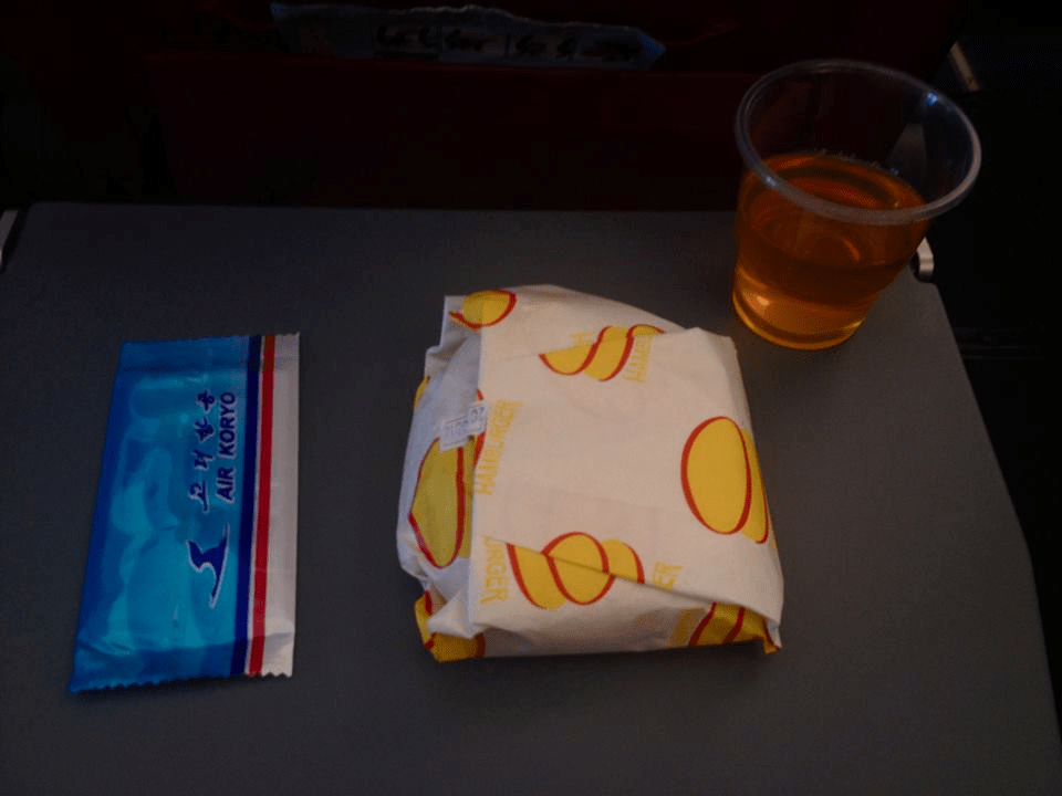 Koryo Burger: Những người phương tây từng ăn chiếc bánh này trên máy bay của Air Koryo, hãng hàng không quốc gia Triều Tiên, đều nhận xét Koryo Burger là món ăn cực kỳ tệ. Tuy nhiên, việc thưởng thức món này trên chuyến bay tới Bình Nhưỡng lại trở thành trải nghiệm thú vị và khó quên với rất nhiều du khách. Ảnh: Youngpioneertours.