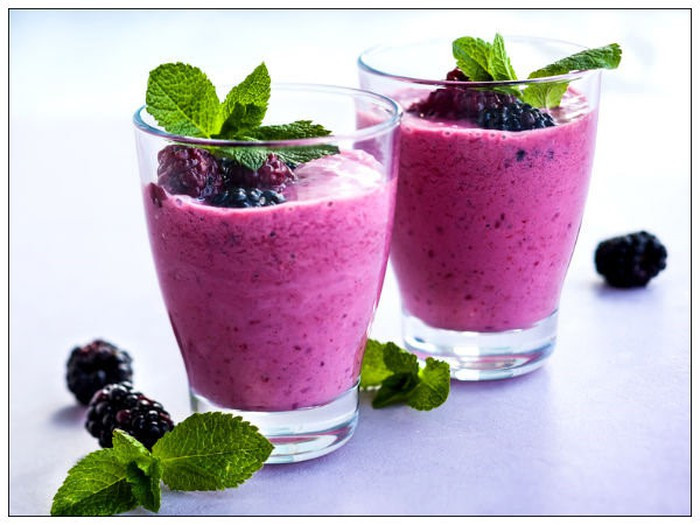 Uống nước ép các loại quả mọng như việt quất, mâm xôi có nhiều vitamin, khoáng chất, chất chống oxy hóa và flavonoid... giúp ngăn ngừa bệnh thận.