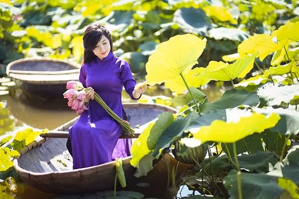 Chụp ảnh sen với áo dài: Áo dài là một trong những trang phục chụp ảnh với sen đẹp nhất bởi nó là một trang phục truyền thống duyên dáng và đẹp.