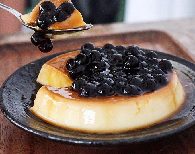 Flan trà sữa trân châu: Bạn có thể thưởng thức bánh flan trà sữa trân châu theo cách thêm bột hồng trà vào hỗn hợp bánh flan và đem hấp như thường. Ảnh: Internet.