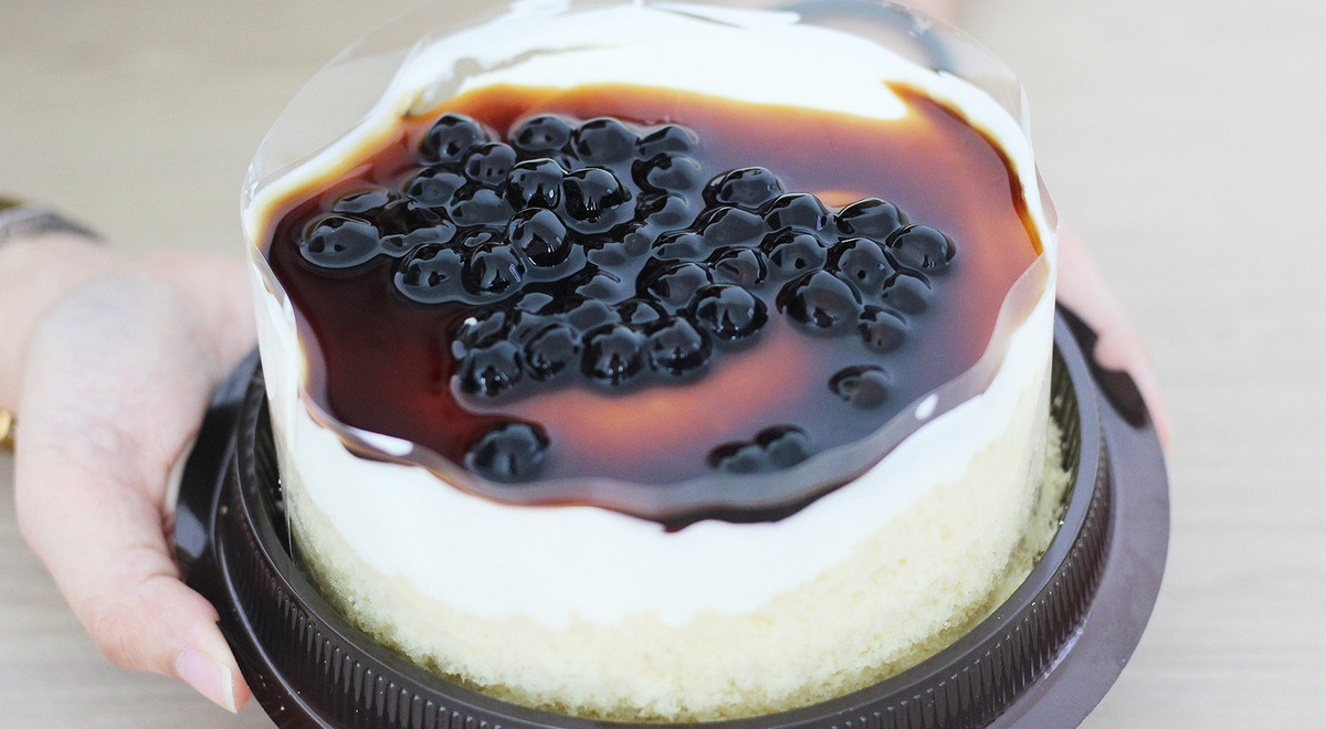 Bánh trà sữa: Một món ngon khác từ trân châu đường đen là bánh trà sữa. Cốt bánh bông lan mềm mịn đàn hồi và xốp nhẹ, kết hợp cùng bột hồng trà mang lại mùi thơm trà sữa nồng nàn và màu ngã nâu của bánh.