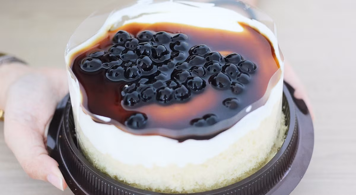 Bánh trà sữa: Một món ngon khác từ trân châu đường đen là bánh trà sữa. Cốt bánh bông lan mềm mịn đàn hồi và xốp nhẹ, kết hợp cùng bột hồng trà mang lại mùi thơm trà sữa nồng nàn và màu ngã nâu của bánh.