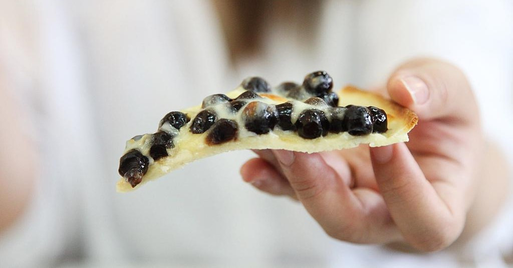 Bánh pizza trân châu Đài Loan cực lạ mắt: Đài Loan lại sản sinh ra bánh pizza trân châu cực thích mắt. Pizza vẫn được kéo sợi béo ngậy, topping đăt biệt là trân châu các loại.