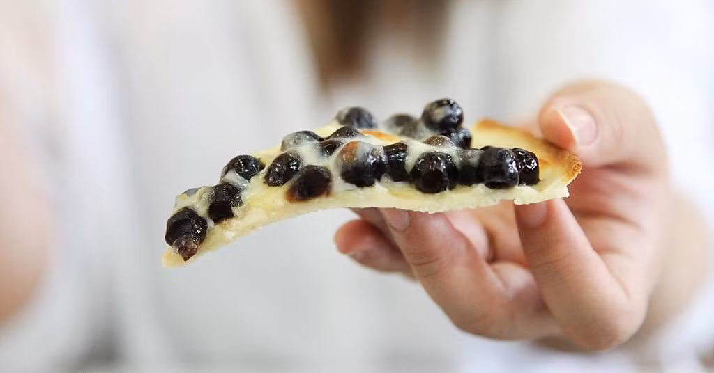 Bánh pizza trân châu Đài Loan cực lạ mắt: Đài Loan lại sản sinh ra bánh pizza trân châu cực thích mắt. Pizza vẫn được kéo sợi béo ngậy, topping đăt biệt là trân châu các loại.