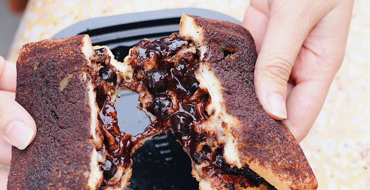 Bánh sandwich phô mai trân châu: Một bản thể khác của trân châu, thêm vào sandwich một ít chocolate tan chảy, phô mai và trân châu mềm mịn. Úp 2 miếng sandwich vào nhau, áp chảo để phô mai tan chảy ra kết dính các viên trân châu lại với nhau và vàng giòn sandwich.