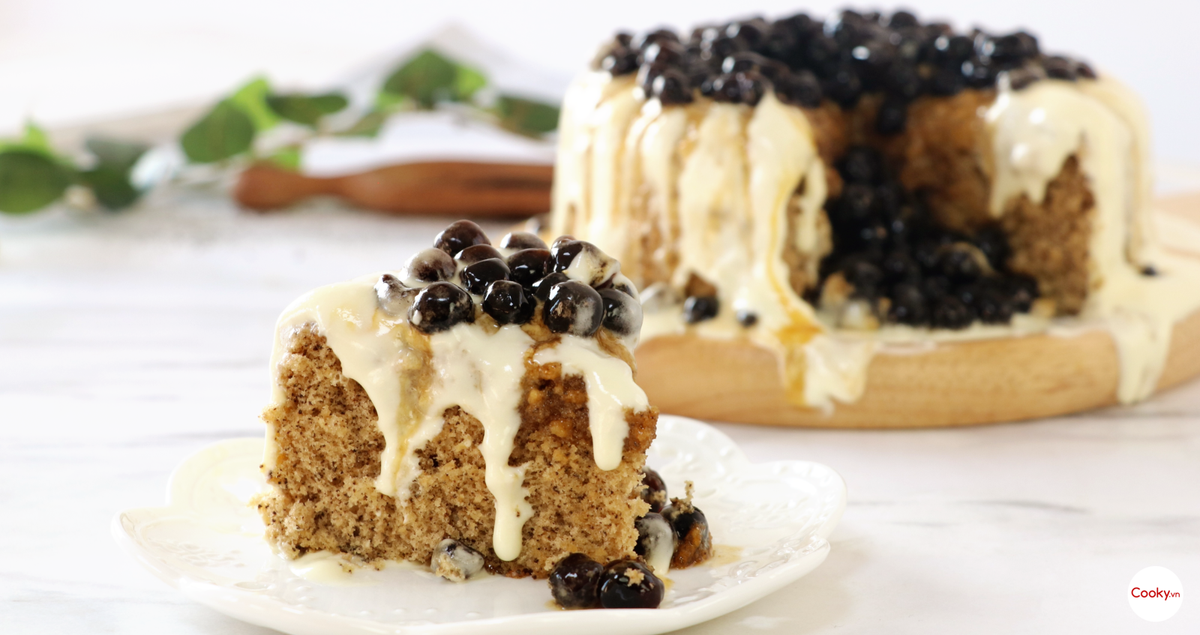 Ngoài dạng bánh bông lan bình thường, vài nơi còn làm bánh chiffon với phần lõi rỗng chứa đầy trân châu, bạn sẽ bất ngờ với lớp trân châu tràn trề khi cắt bánh.