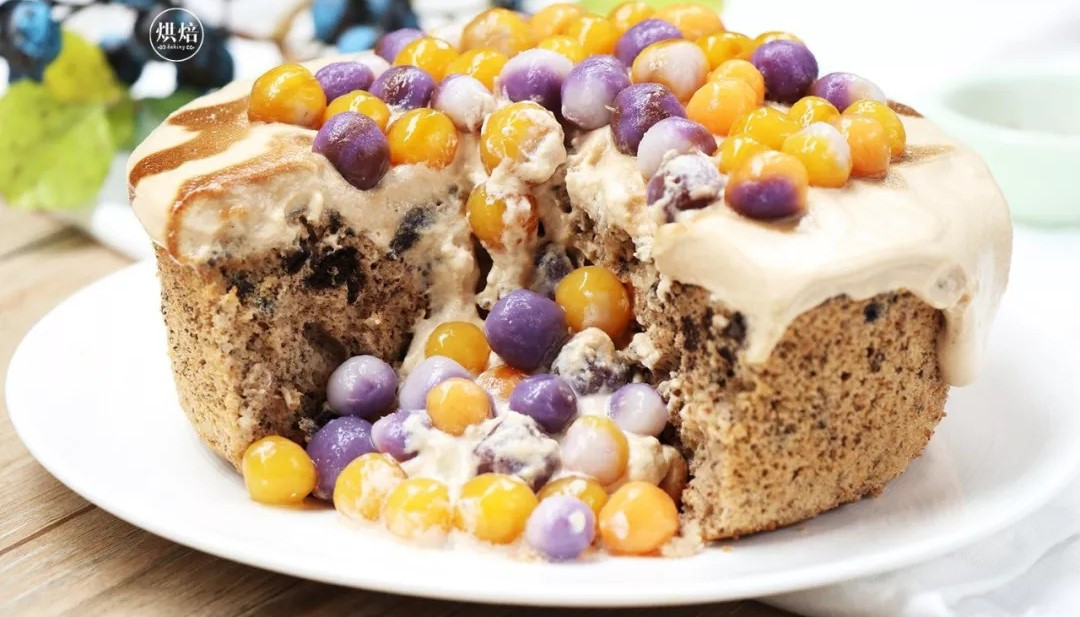 Khi ăn, rưới phần sốt kem béo ngậy lên mặt, thêm trân châu và rồi thưởng thức. Bạn cũng có thể chọn loại topping yêu thích, trân châu đường đen, trân châu caramel, trân châu mật ong,...tùy sở thích. Một số tiệm còn sáng tạo bánh cùng nhiều loại sốt khác nhau như sốt đào, sốt phô mai, sốt chocolate,...