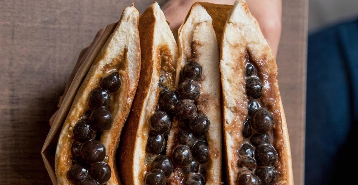 Bánh nướng trân châu từ Singapore: Món bánh nướng độc đáo này chứa những hạt trân châu dẻo mịn và ngọt lịm gây sốt giới ăn vặt.