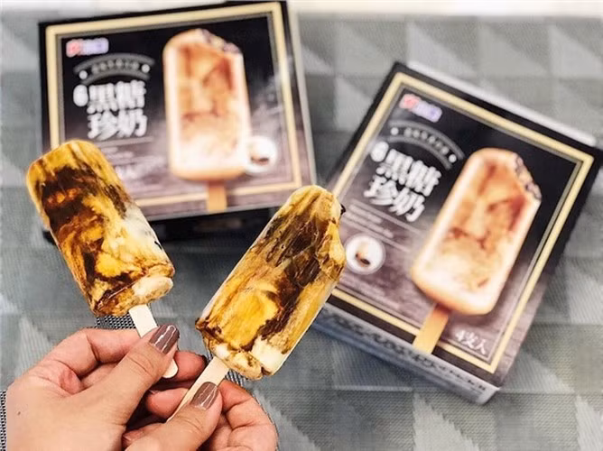 Điều đáng nói hơn cả, dù là kem và đã được đông lạnh nhưng theo nhận xét của nhiều người đã từng ăn thử, trân châu không hề bị cứng mà vẫn mềm dẻo. Hương vị của kem thì thơm ngọt béo và thơm đậm mùi caramen.