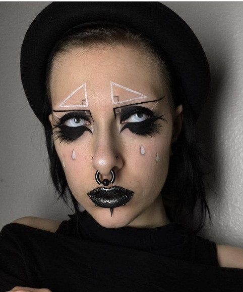 Chân mày hình tam giác vuông kỳ lạ.