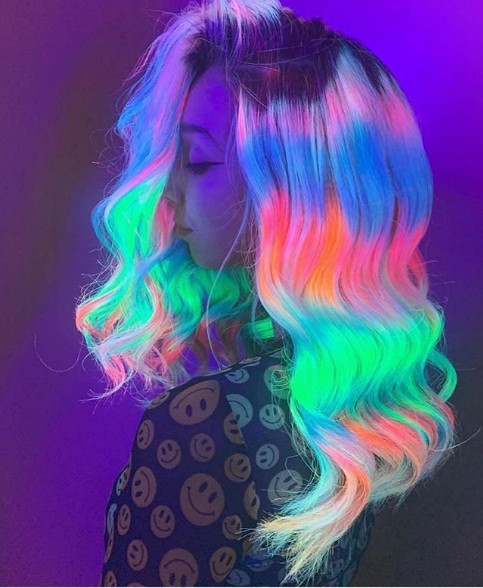 Kiểu tóc phát sáng nhiều màu khiến cô gái nổi bật nhất phố.