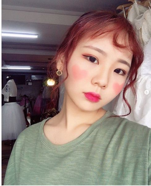 Cách trang điểm hai má hình trái tim độc đáo.