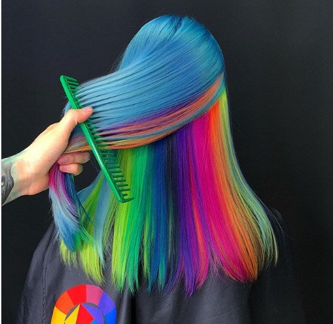 Tóc nhuộm bảy sắc cầu vồng hết sức nổi bật. Ảnh: BS.