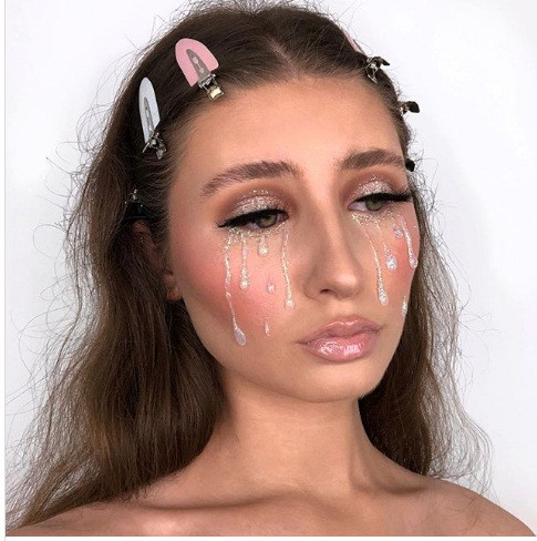 Cách trang điểm lạ với phần mắt nhỏ lệ.