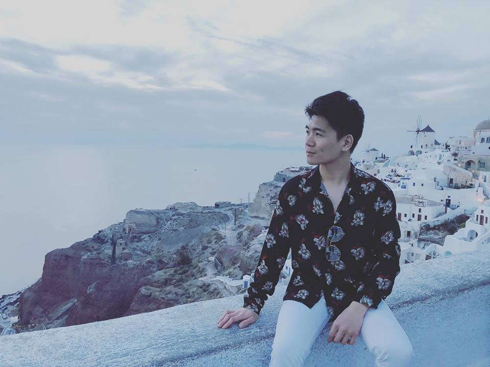 Quang Vinh diện áo sơ mi hoa phối với quần jean trắng cũng rất trẻ trung, nam tính.