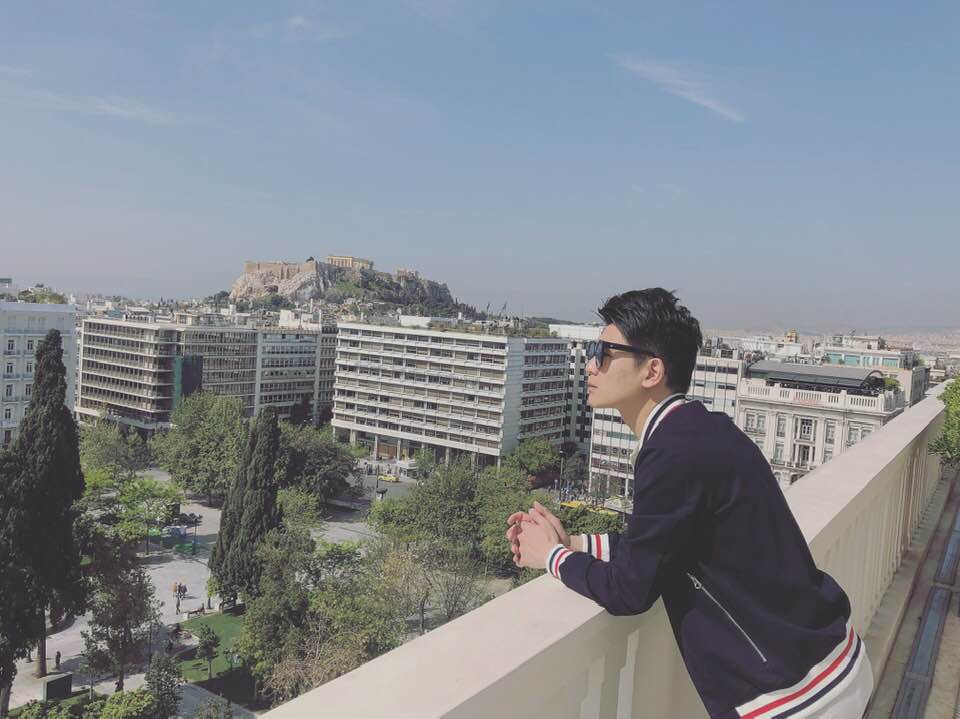 Khi đi chơi hay du lịch cùng gia đình, bạn bè, con trai bầu Hiển chọn style trẻ trung, cá tính.